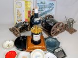 un grand nombre d'objets posés sur une table
