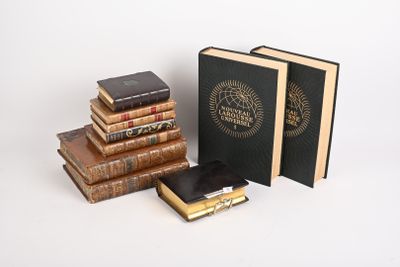 plusieurs livres empilés sur une surface blanche