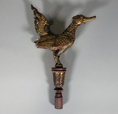 oiseau en laiton sur un socle avec une base en marbre