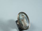 une image représentant une bague sur laquelle figure le portrait d'une femme