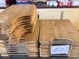 plusieurs planches à découper en bois empilées les unes sur les autres dans une cuisine