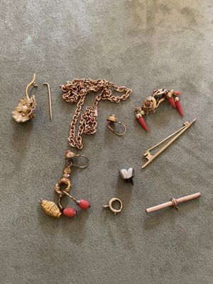 gros plan d'un bouquet de bijoux sur une table