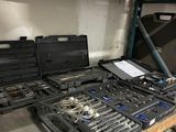 de nombreux outils qui prennent la poussière sur une étagère dans le garage