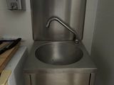un lavabo dans un coin d'une petite salle de bains
