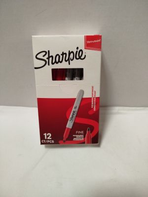 une boîte de marqueurs Sharpie posée sur une table