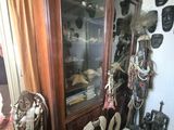 une grande vitrine remplie de bijoux