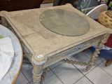 une petite table sur laquelle se trouve un miroir