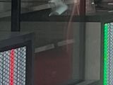 une vitrine en verre équipée d'un voyant rouge et vert