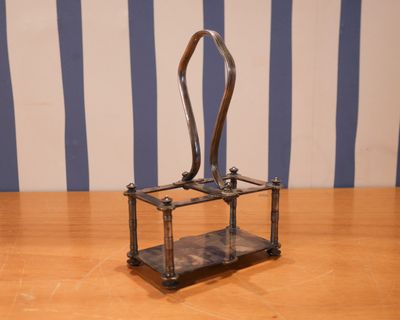un petit objet métallique posé sur une table en bois