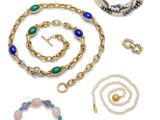 un assortiment de bijoux comprenant des bracelets, des bagues et des bagues