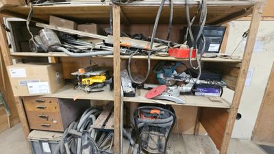 de nombreux outils sur les étagères du garage