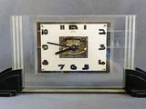 une horloge posée sur une table