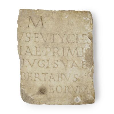 l'image d'une pierre portant une inscription, sur un fond blanc