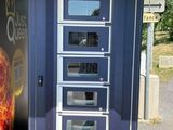 un distributeur automatique sur le côté duquel est posée une pizza
