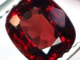 une pierre rouge au milieu d'un morceau de verre