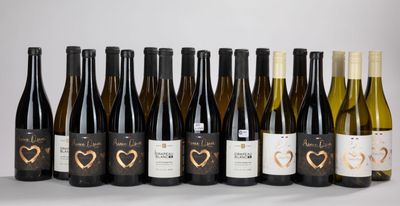 six bouteilles de vin sont alignées sur une table