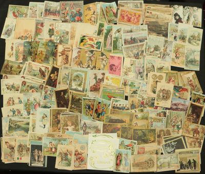 de nombreuses cartes postales anciennes sur un fond noir