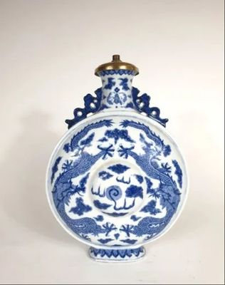 un vase bleu et blanc orné d'un dragon