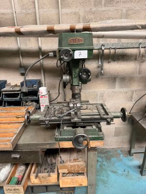 une machine posée sur une table dans une pièce
