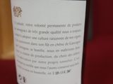 une bouteille de vin posée sur une table