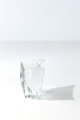 un vase en verre transparent orné d'un motif en forme de losange