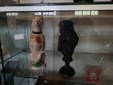 une vitrine contenant quelques figurines
