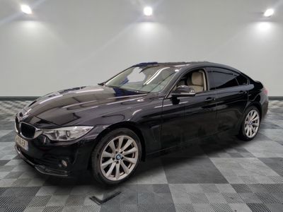 une photo d'une BMW noire sur un sol à damier