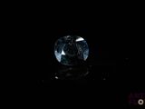 gros plan d'un diamant bleu sur une surface noire