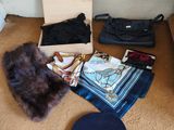 une photo montrant un tas de vêtements et un chapeau posés par terre