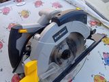 quelqu'un utilise une scie circulaire pour couper une plaque avec une scie circulaire