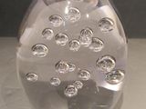 un vase en verre transparent contenant de nombreuses bulles