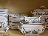 beaucoup d'assiettes et de bols sur l'étagère de la cuisine