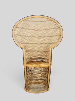 une chaise en rotin avec une assise et un dossier en osier