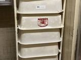 une photo montrant une pile de poubelles dans des toilettes publiques