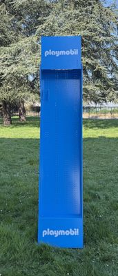 un panneau bleu au milieu d'un champ herbeux