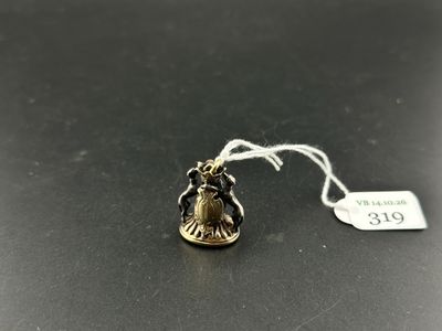 un gros plan d'une cloche posée sur une table, avec une étiquette de prix