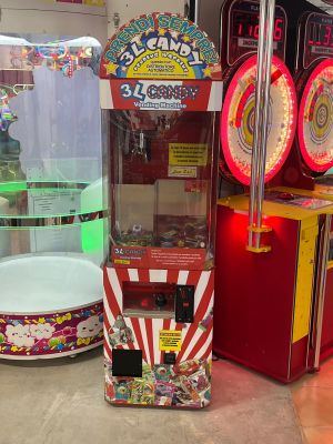 deux machines placées l'une à côté de l'autre dans un magasin