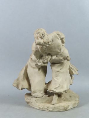 statue représentant un homme et une femme s'embrassant sur un rocher