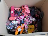 une boîte remplie de chaussures et d'autres objets