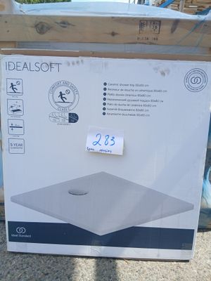 emballage d'un ordinateur portable posé sur une boîte en carton