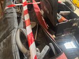 une valise ornée d'une bande rouge et blanche