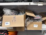 de nombreuses boîtes posées sur une étagère dans un magasin