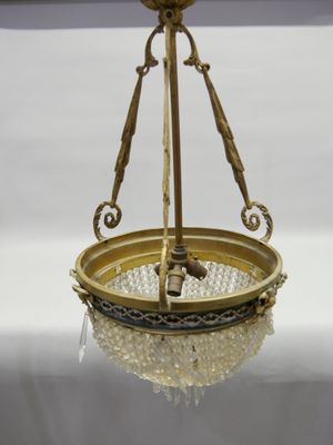une assiette en or suspendue au plafond au-dessus d'une table blanche