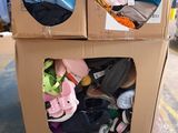 deux cartons contenant des vêtements, posés sur une palette