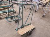un chariot qui se trouve au milieu de la pièce