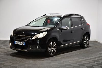 la petite voiture noire est garée sur un sol en damier