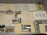 une table sur laquelle sont posées de nombreuses vieilles photos et de nombreux vieux papiers