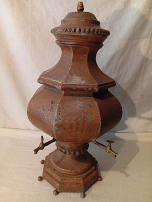 théière ancienne en fonte avec garnitures en laiton, sur socle