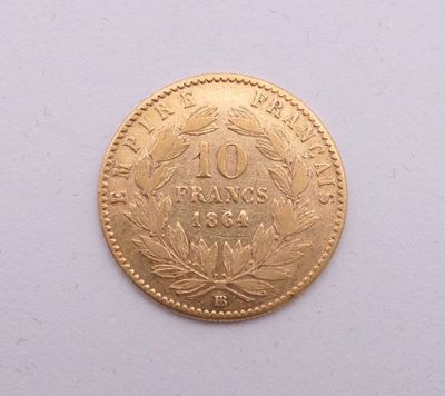une image d'une pièce d'or sur une surface blanche