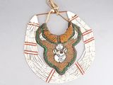 collier en perles représentant une tête de cerf sur fond blanc